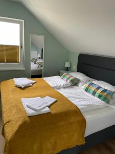 ein Schlafzimmer mit zwei Betten mit Handtüchern darauf in der Unterkunft Haus Kleinbichler in Faak am See