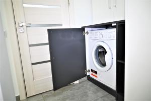 - une buanderie avec un lave-linge et un sèche-linge dans l'établissement Bright and cozy apartment nr. 1, à Chişinău