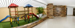 uma área de recreação infantil com escorrega num quarto em De estreno, nuevo apto en Barranquilla em Barranquilla