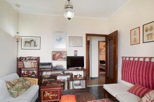 Una sala de estar con un sofá y un televisor. en Oasi, en Alassio