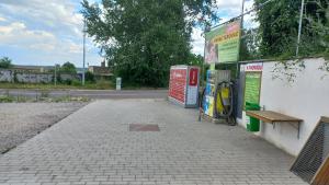 einer Tankstelle mit zwei Pumpen und einer Bank in der Unterkunft Ubytování s parkováním v soukromí in Znojmo