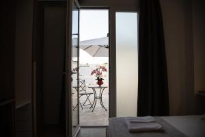 a room with a view of a table with an umbrella at Granelli di sabbia in Porto Cesareo
