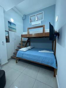 Ein Etagenbett oder Etagenbetten in einem Zimmer der Unterkunft Asturias Mall & Suítes
