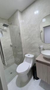 a bathroom with a shower and a toilet and a sink at Apartamento muy cerca al Mar!-0k in Cartagena de Indias