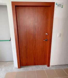 a wooden door in a room with at Apartamento muy cerca al Mar!-0k in Cartagena de Indias