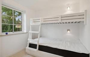 Litera blanca en habitación blanca con ventana en Cozy Home In Lundby With Kitchen, en Lundby