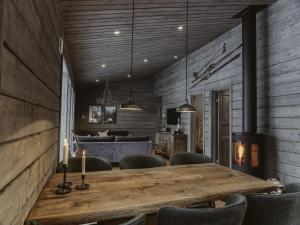 - une salle à manger avec une table et des chaises en bois dans l'établissement Modern holiday cottage in Are, à Undersåker