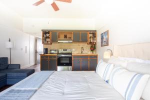 sala de estar con sofá y cocina en Waiakea Villas 4329 condo, en Hilo