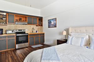 1 dormitorio con 1 cama y cocina en Waiakea Villas 4329 condo, en Hilo