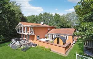 una vista aérea de una casa con patio en Amazing Home In Grsted With Jacuzzi, en Græsted