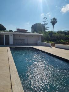 - une piscine en face d'une maison dans l'établissement Villa Giada, à Partinico