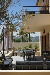 un patio con tavolo e sedie e un balcone. di Résidence CATALINA a Saint-Florent