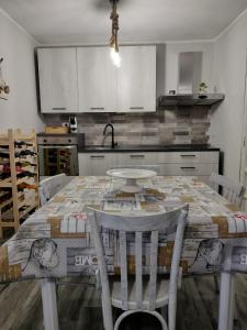 a kitchen with a table with two chairs and a sink at La casa di Ali in Torre Maggiore