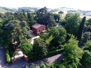 uma vista aérea de uma casa rodeada por árvores em Villa Resta & Dependance em Castel San Pietro Terme