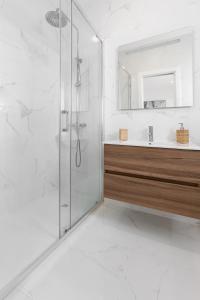 een badkamer met een douche en een wastafel bij O Sítio do Tomás in Nazaré