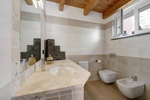 un baño con lavabo e inodoro en Villa Lice - Vigneto, en Casarza Ligure 26 fotos más