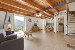 una sala de estar con un sofá y una mesa en Villa Lice - Vigneto, en Casarza Ligure