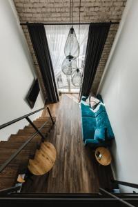 klatka schodowa z niebieską kanapą w pokoju w obiekcie Brand New Loft Studio Apartment by URBAN RENT w Kownie