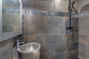 een badkamer met een wastafel en een douche bij Les suites locarno in Limoges
