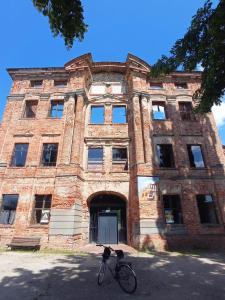 a bike parked in front of a brick building at Velo Dahme - Appartement in historic building in Dahme