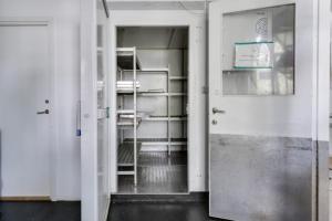 une porte ouverte dans une pièce avec une cuisine dans l'établissement Hotell Hof, à Örebro