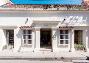 uma casa branca com uma fachada branca em B Haus Hotel Boutique em Cartagena das Índias