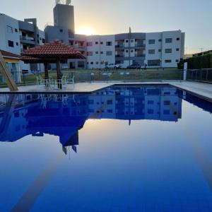 - une piscine avec une table et un parasol dans l'établissement Thile Park Hotel, à Jataí