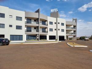 un hotel con un estacionamiento delante de él en Thile Park Hotel, en Jataí