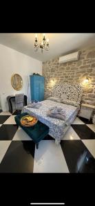 - une chambre avec un lit et un plateau dans l'établissement Apartment Romano, à Korčula