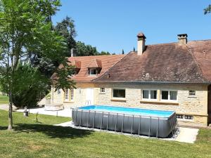 une maison avec une piscine en face de celle-ci dans l'établissement Manoir Petit Meysset, à Sarlat-la-Canéda