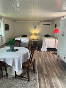 um quarto com duas camas e uma mesa e cadeiras em Vänersborg em Vänersborg