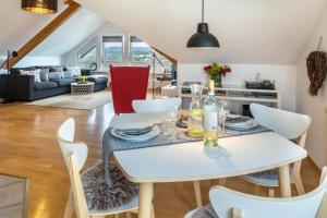 uma sala de jantar e sala de estar com mesa e cadeiras em Weitblick em Breitnau