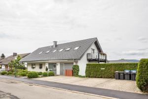 Casa blanca con paneles solares en el techo en Weitblick en Breitnau