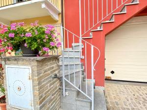 Montà的住宿－loft39 Roero，一座房子,上面有鲜花门