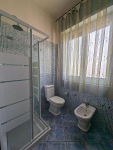 a bathroom with a toilet and a sink at Villa Lucia Fontane Bianche in Fontane Bianche