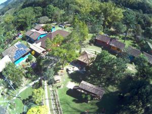 an overhead view of a house with a yard at Pousada Sítio Val Paraíso in Sana