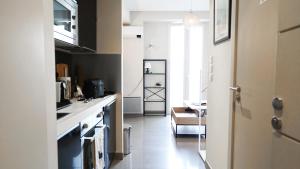 uma cozinha com um lavatório e uma bancada em Studio Apartment Massena Nice! Free Breakfast! em Nice