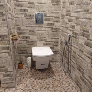 een badkamer met een toilet en een douche bij Arganier I in Agadir