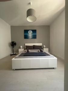 - une chambre avec un grand lit blanc dans l'établissement Apartment Teodora, à Zadar