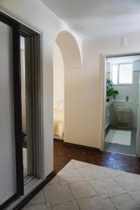een kamer met een bed en een deur naar een slaapkamer bij Casa Veiga in Colares