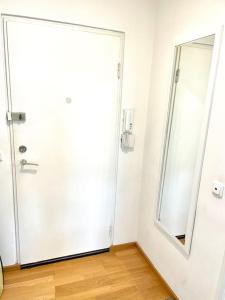 ein Bad mit einer Dusche und einem großen Spiegel in der Unterkunft suite42 mit Seeblick nur 400m zum See in Herrsching am Ammersee
