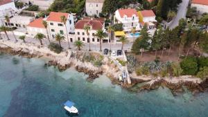 une vue aérienne sur une petite île dans l'eau dans l'établissement Apartment Romano, à Korčula