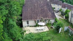 an overhead view of a house with a table and an umbrella at Le Moulin,19 bis rue de Beaudon, 45330 Augerville la riviere in Trézan