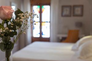 Łóżko lub łóżka w pokoju w obiekcie Hotel Rural Spa Don Juan de Austria