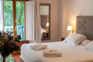 Łóżko lub łóżka w pokoju w obiekcie Hotel Rural Spa Don Juan de Austria