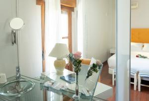 Łóżko lub łóżka w pokoju w obiekcie Hotel Rural Spa Don Juan de Austria
