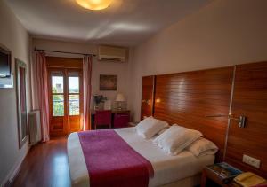 Łóżko lub łóżka w pokoju w obiekcie Hotel Rural Spa Don Juan de Austria