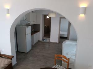 Zimmer mit einem Torbogen, einem Kühlschrank und einer Küche in der Unterkunft Silver View Aprovato in Apróvaton