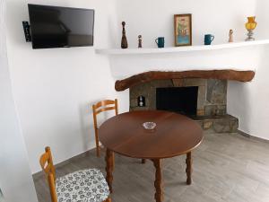 a dining room with a table and a fireplace at Silver View Aprovato in Apróvaton