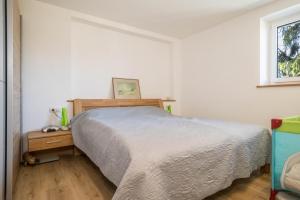 1 dormitorio con cama, mesa y ventana en Ferienwohnung Tannenblick en Höchst